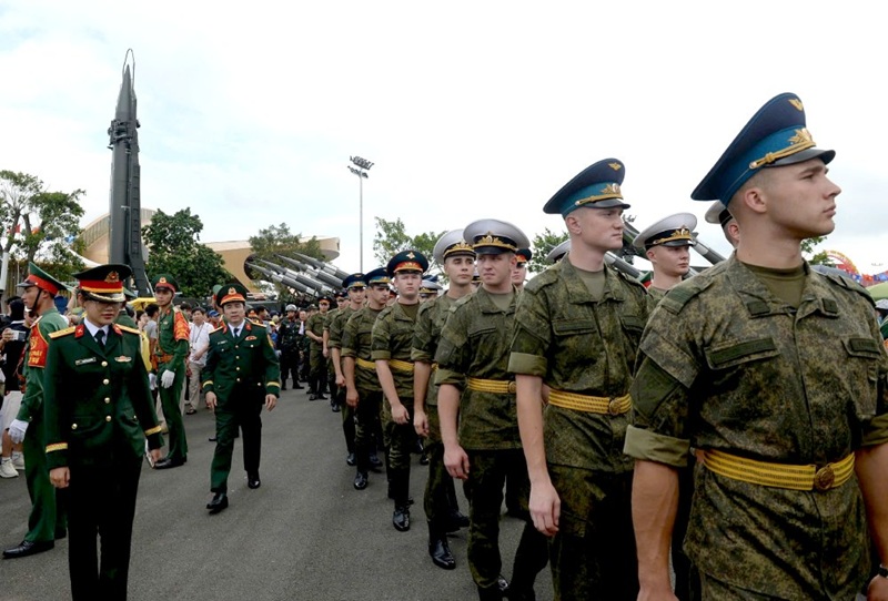  Phái đoàn quân sự quốc tế thăm quan triển lãm thành tựu Quốc gia